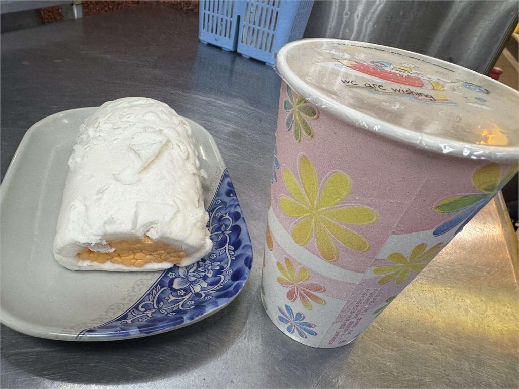 快新聞／四叉貓陪阿北吃同款銀絲卷＋奶茶　網笑：巧芯今天也會買吧？