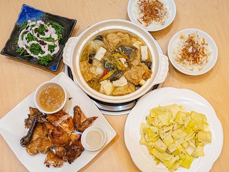 阿里山必經之地|酥脆多汁窯烤雞、道地沙鍋魚頭不容錯過！