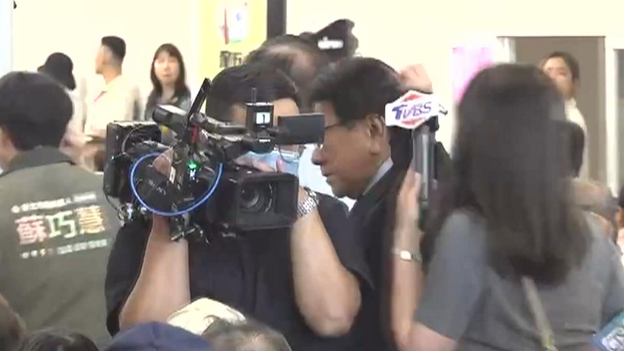 被問毒油揮開記者？潘孟安致歉為「這原因」抬手