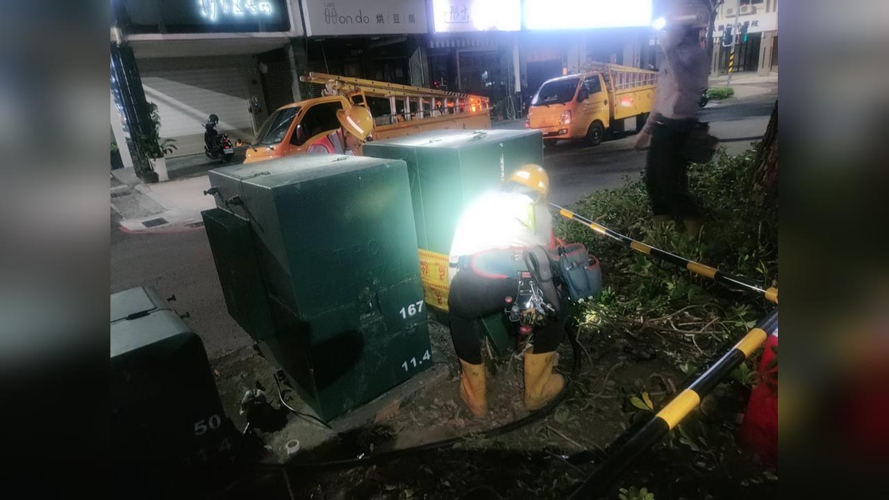 高雄新興區上週日晚間多次跳電 來都來了...民眾只好摸黑吃壽司