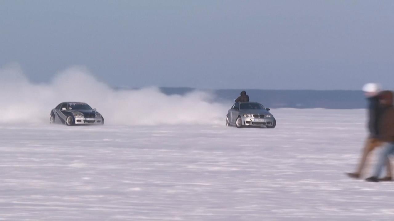 戰火未歇！基輔民眾冰上開趴　寒冬斷電苦中作樂