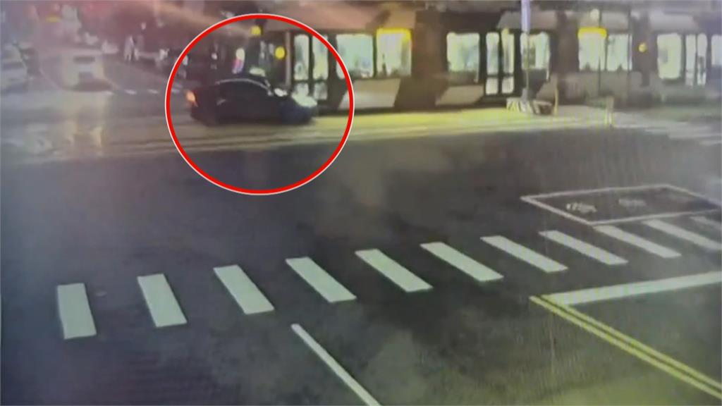高雄輕軌遭撞擊車頭碎裂　肇事車主一度卡在車內
