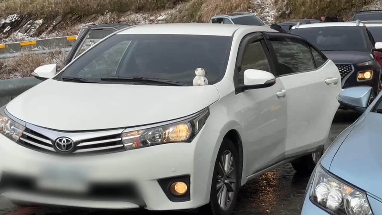 合歡山追雪亂象！　民眾乾脆逆向開　3車並肩擠一團