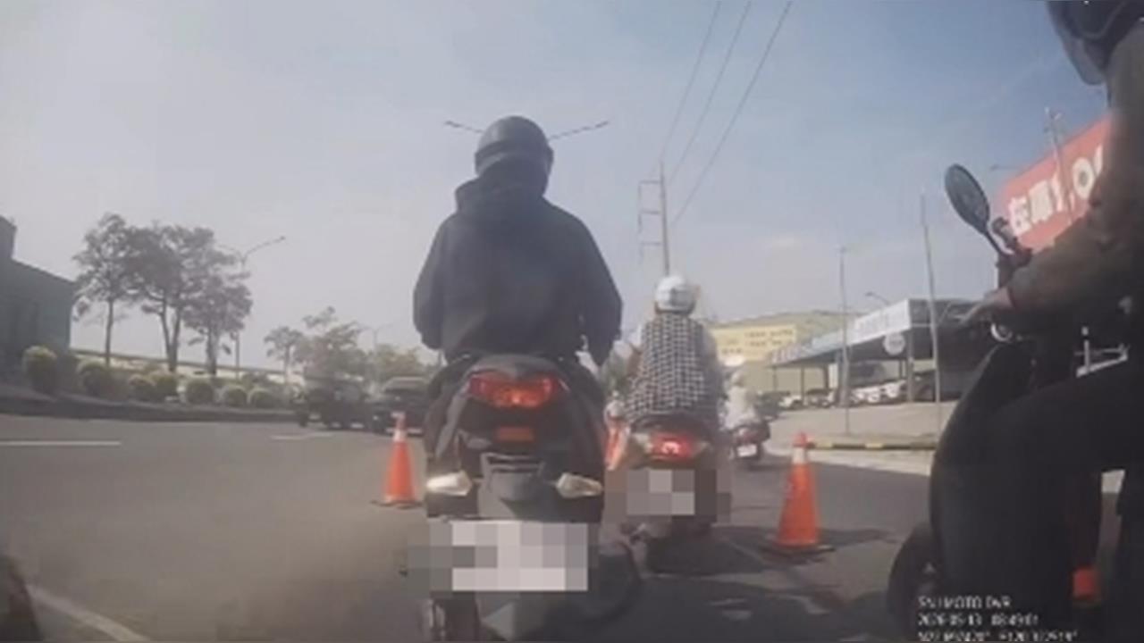 獨/高楠公路施工被迫「左閃右閃」 騎士自嘲像馬路障礙賽