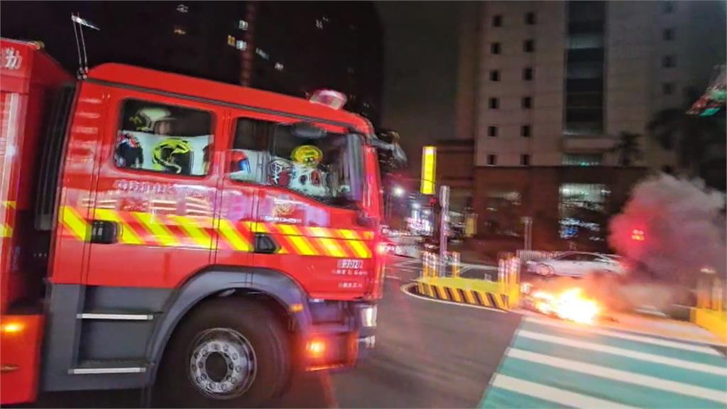 差點火燒屁股！微型電動機車火燒車　騎士急跳車逃命