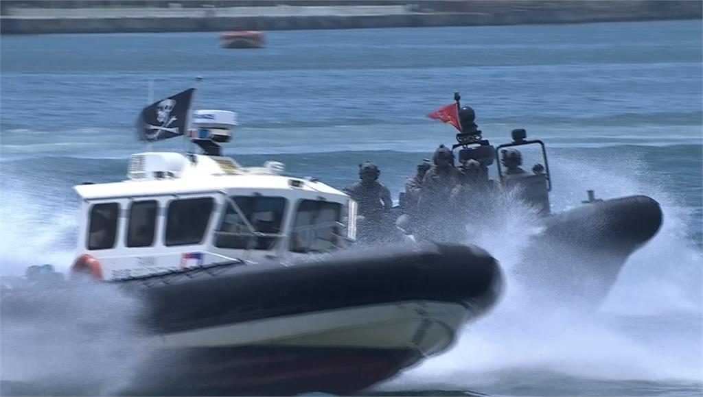 "海安12號"預演!  海上攔截圍捕.垂降救援操演戰技
