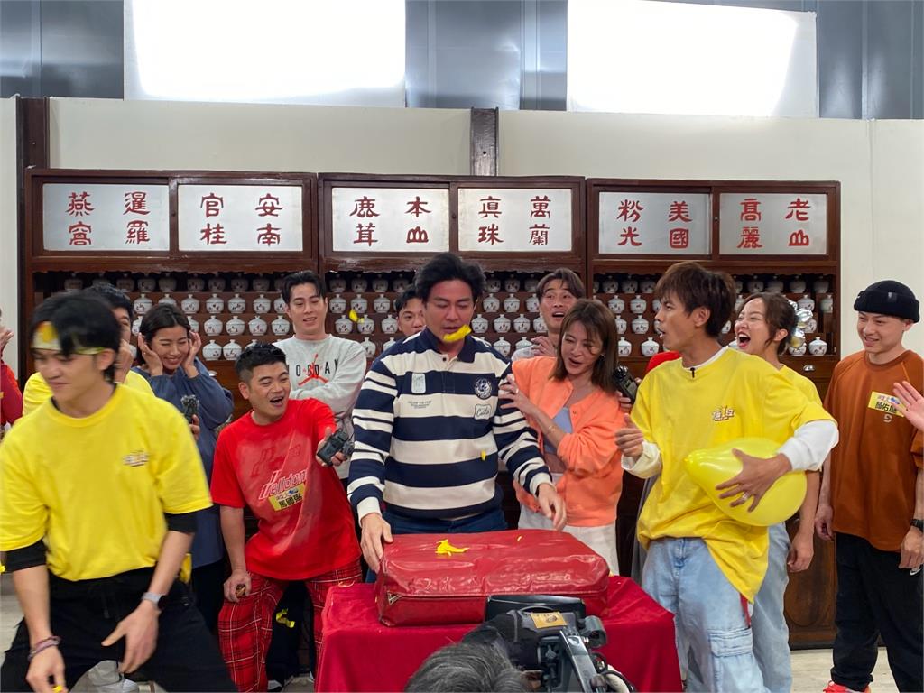 《綜藝大集合》八點檔場景大揭祕！AI變臉爆紅的劉至翰挑戰《頭好撞撞》直呼過癮