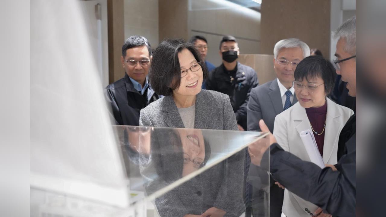 快新聞／卸任仍心繫居住正義！劉世芳、花敬群陪同　蔡英文驚喜現身中和社宅