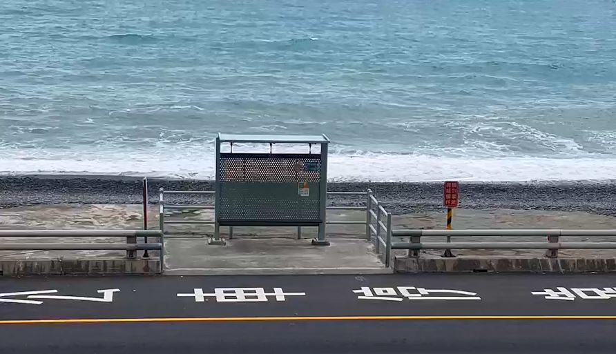最美公車亭掛「紅布條標語」　提醒遊客這件事卻引發反彈