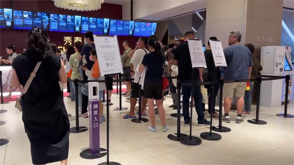 中彰週一颱風假陽光露面 人潮出籠、小吃店大排長龍