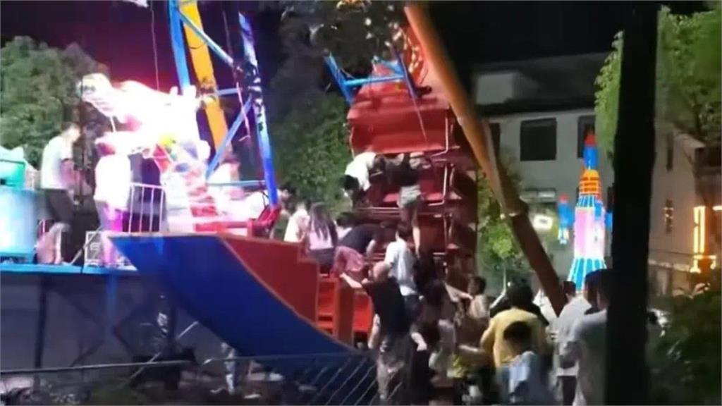 海盜船搖到一半「90度攔腰折斷」！乘客哭喊「有人夾在裡面」驚險畫面曝光