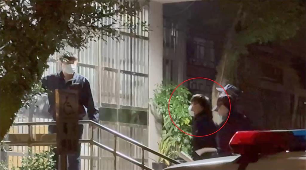 快新聞／疑酒駕撞死人肇逃恐被解約　邱軍遭羈押禁見上銬搭囚車畫面曝