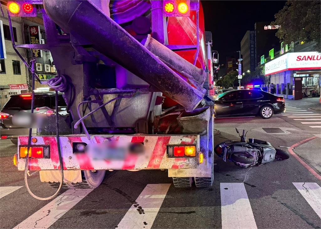 快新聞/新莊水泥車起步後與機車碰撞! 2女大生受傷送醫