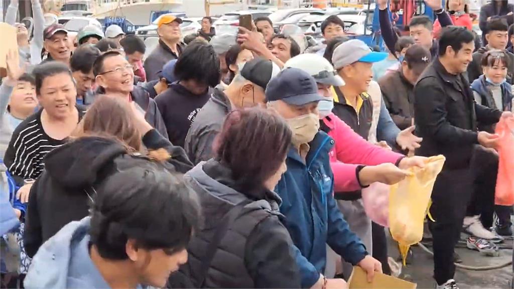南方澳新船下水！　循古禮「丟包子麻糬」民眾雨傘、紙箱全出動接好康
