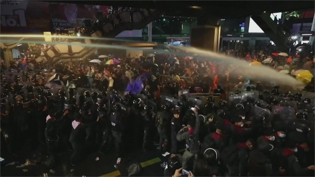 雨傘護身vs.水炮車清場 泰反政府示威警方強勢鎮壓