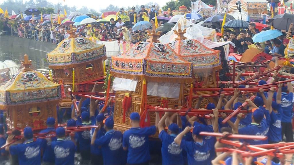 衝水路迎客王嘉義登場 數十神轎冒雨衝大排