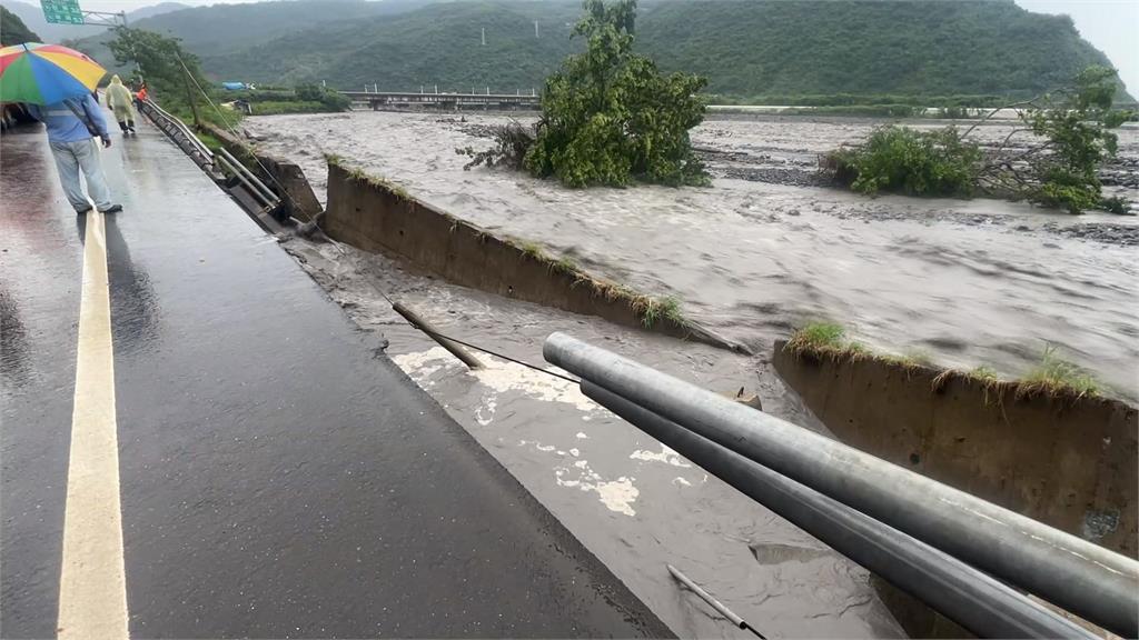 溪水暴漲沖刷路基　台九線407k封閉北上車道
