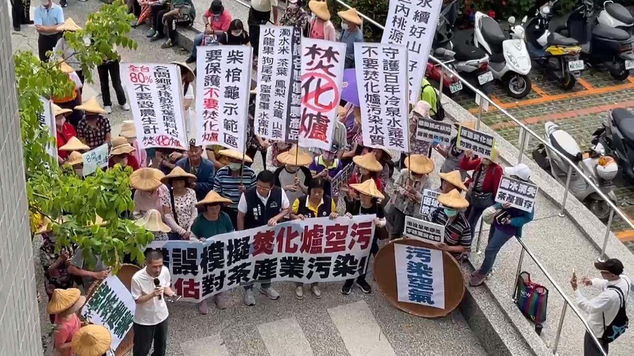 不滿名間焚化爐案選址! 範疇界定會"民眾爬桌抗議"