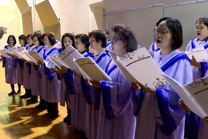 迎接耶誕佳節 聖歌團成員唱歌傳遞福音