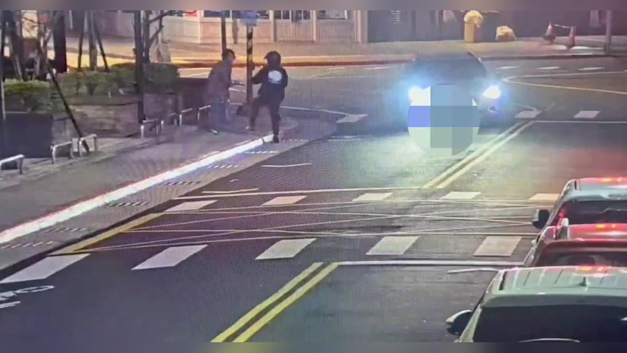 台北天母深夜街頭鬥毆　被吵醒拿臂力棒下樓　反被陌生男毆打