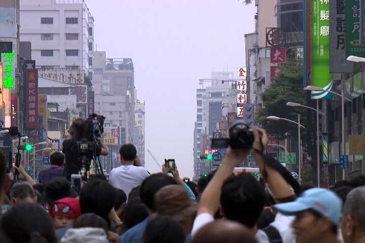 高雄封街賞懸日 無奈天空灰灰得等明年