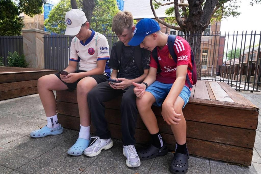 澳洲未成年人社群禁令實施後已砍470萬帳號　丹麥有意跟進採行