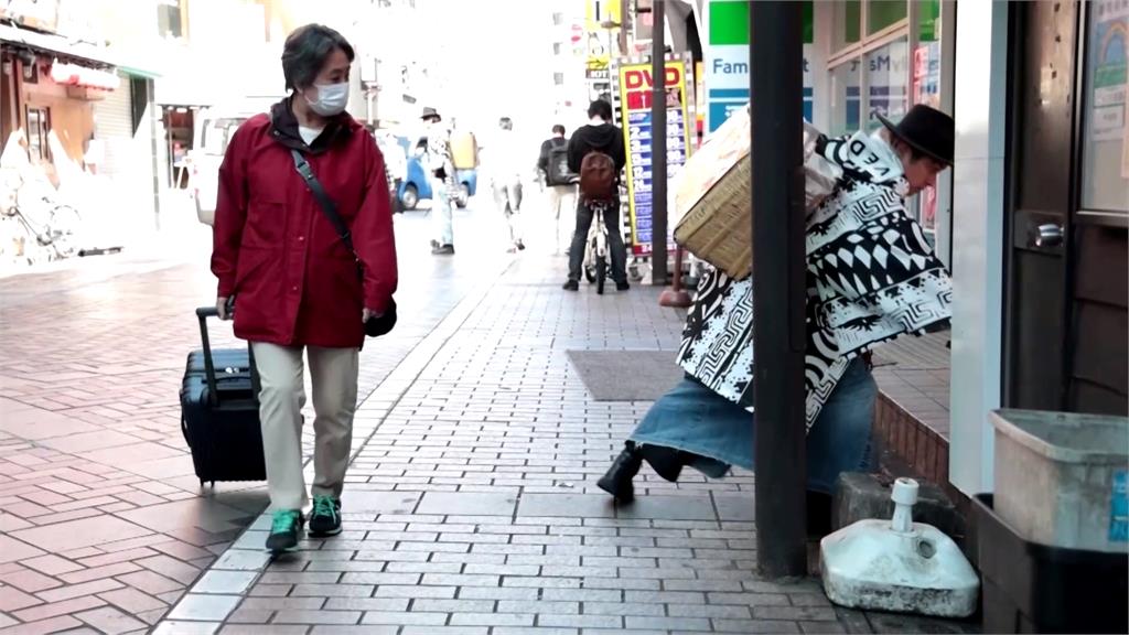 武士現身東京街頭　拿「長夾」清理萬聖節垃圾