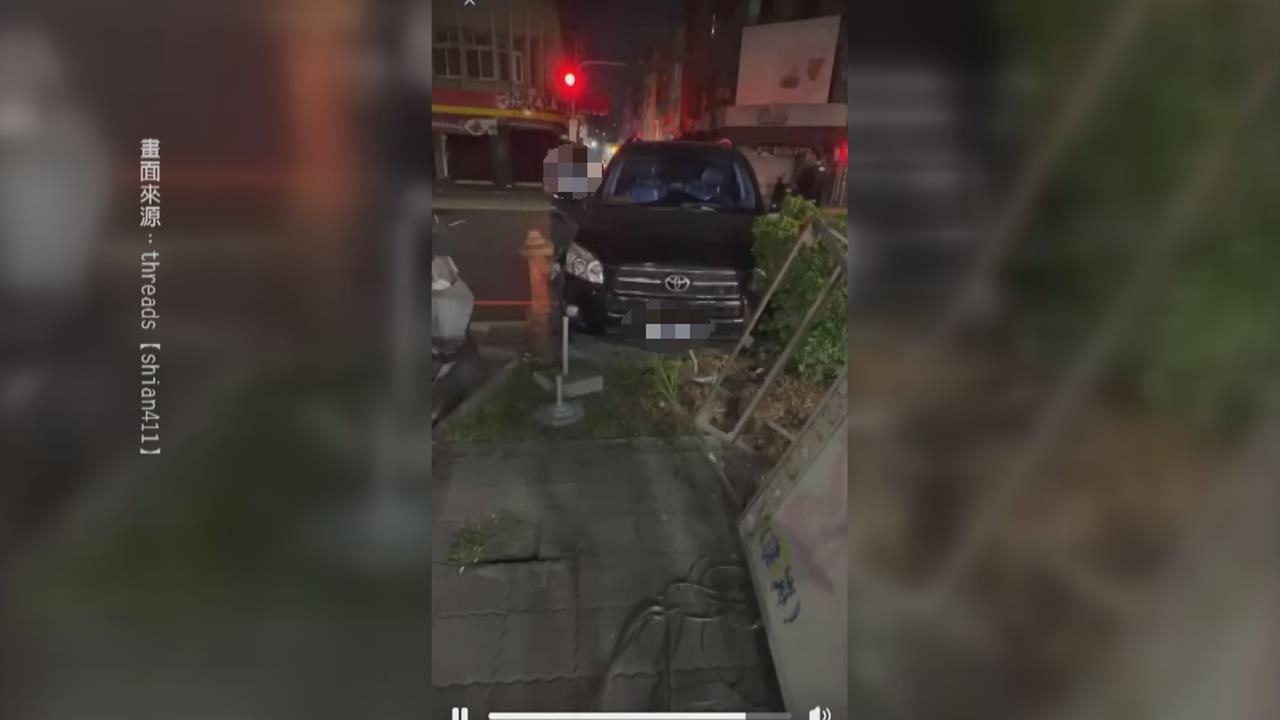 酒駕上路！台南轎車自撞店家招牌卡消防栓　男子企圖落跑遭逮