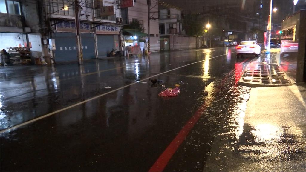 砂石車違規臨停紅線 雨天視線不佳騎士送命
