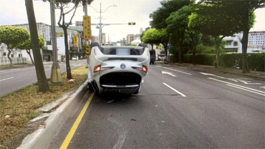 嚇死人！ 太晚打方向燈 後車飆速狠撞翻覆