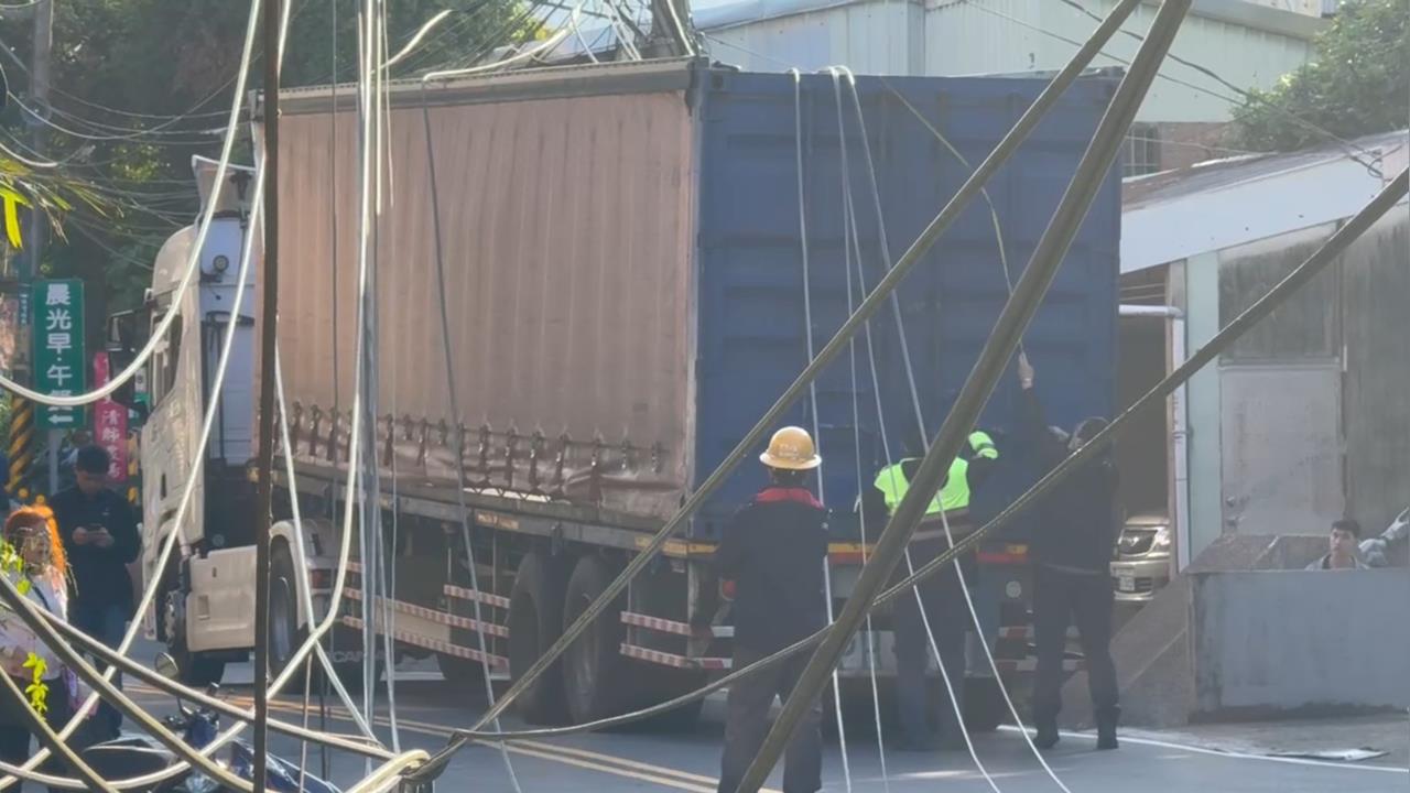 快新聞/上班注意!新北三峽白雞路「貨櫃車扯倒電杆」 1女受傷送醫