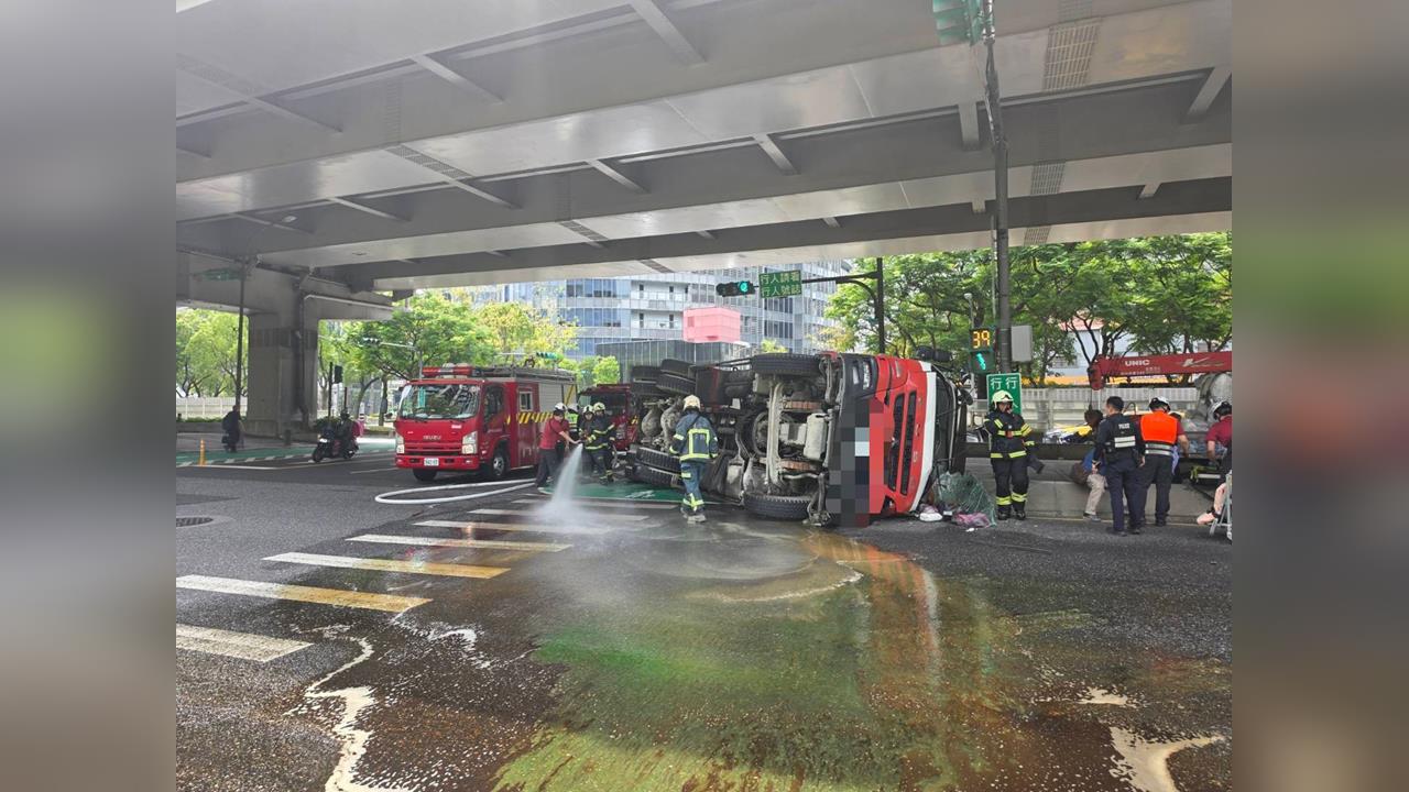 快新聞／嚇！內湖水泥車閃車大翻覆　警急啟動交通快打