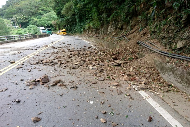 熱漲冷縮惹禍？落石砸爛計程車4傷