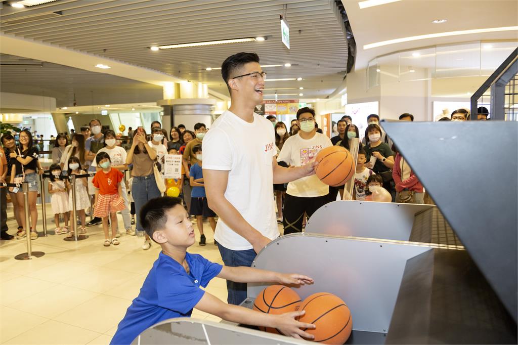 JINS新竹遠東巨城店慶開幕 PK籃球明星投籃拿大獎