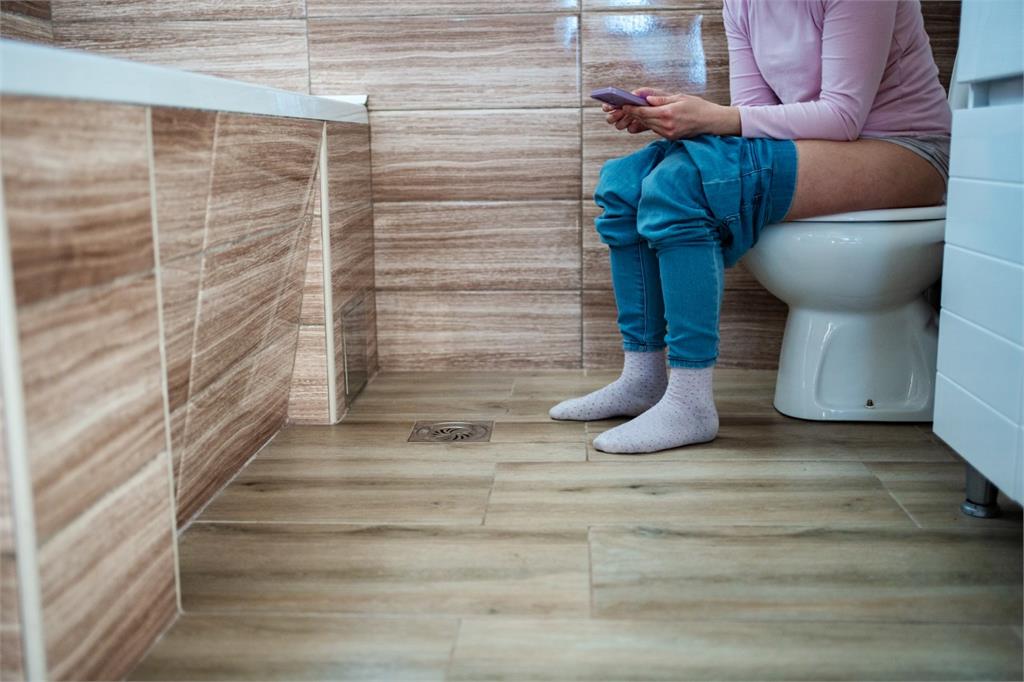 上廁所玩手機要當心!「這些習慣」也可能成原因,醫揭:「5關鍵」遠離痔瘡