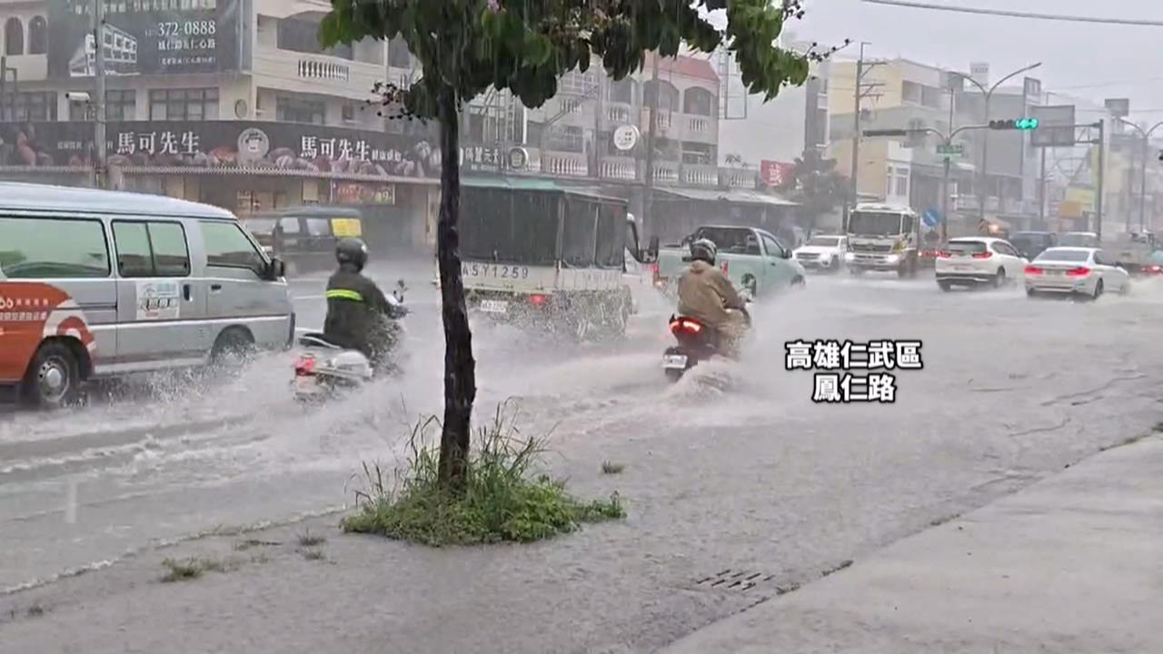 雨神降臨！高雄仁武區「馬路變小河」　義大「水樂園」來了