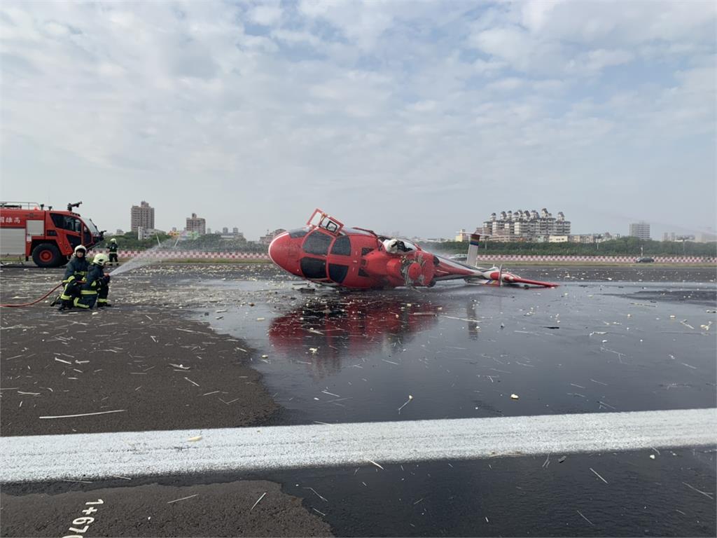 快新聞／空勤總隊海豚直升機墜落小港機場！ 現場畫面曝光人員均安