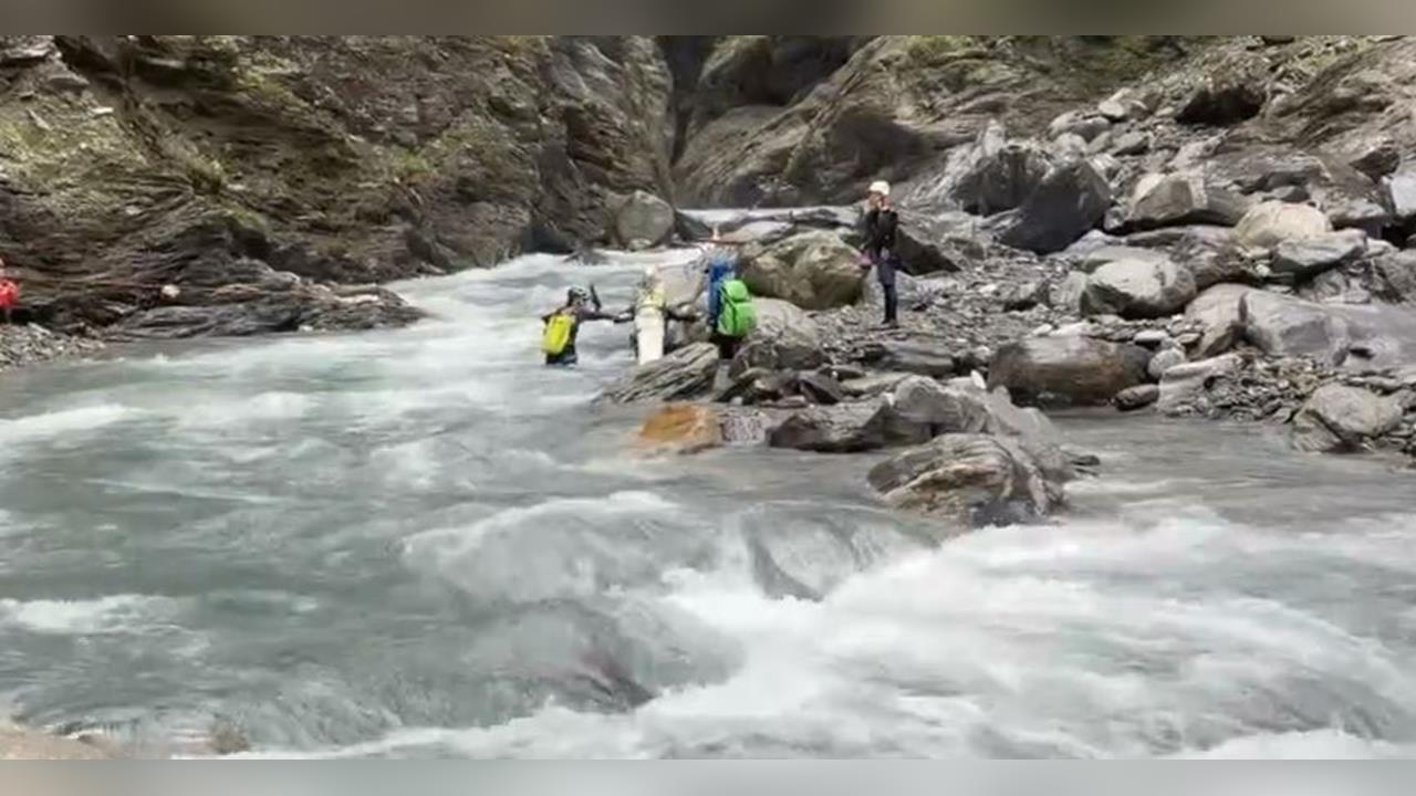 馬博橫斷遇暴雨　山友過溪遭沖走　空拍機尋獲疑無生命跡象
