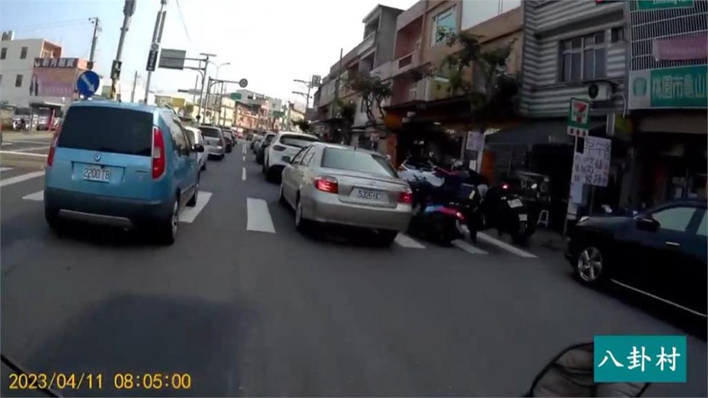 目擊騎士鑽車陣撞直行車　網友上傳影片也被砲轟