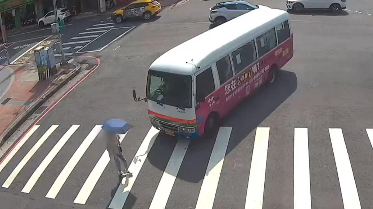 行人地獄！桃園市民小巴加速撞飛路人　女子腦出血送醫