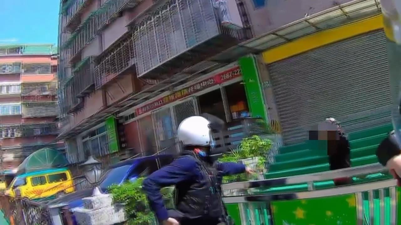 警拔槍抓人！　逃逸移工開車玩手機拒檢躲幼兒園被逮