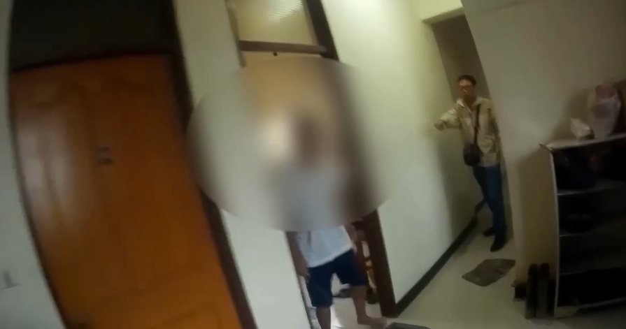 快新聞／驚！執行緝毒專案嫌犯竟持刀襲擊　勇警負傷制伏畫面曝光