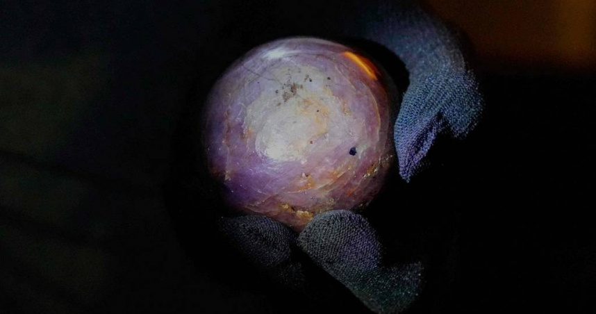 3563克拉「紫星藍寶石」現世！6道星光效應美翻　價值上看126億