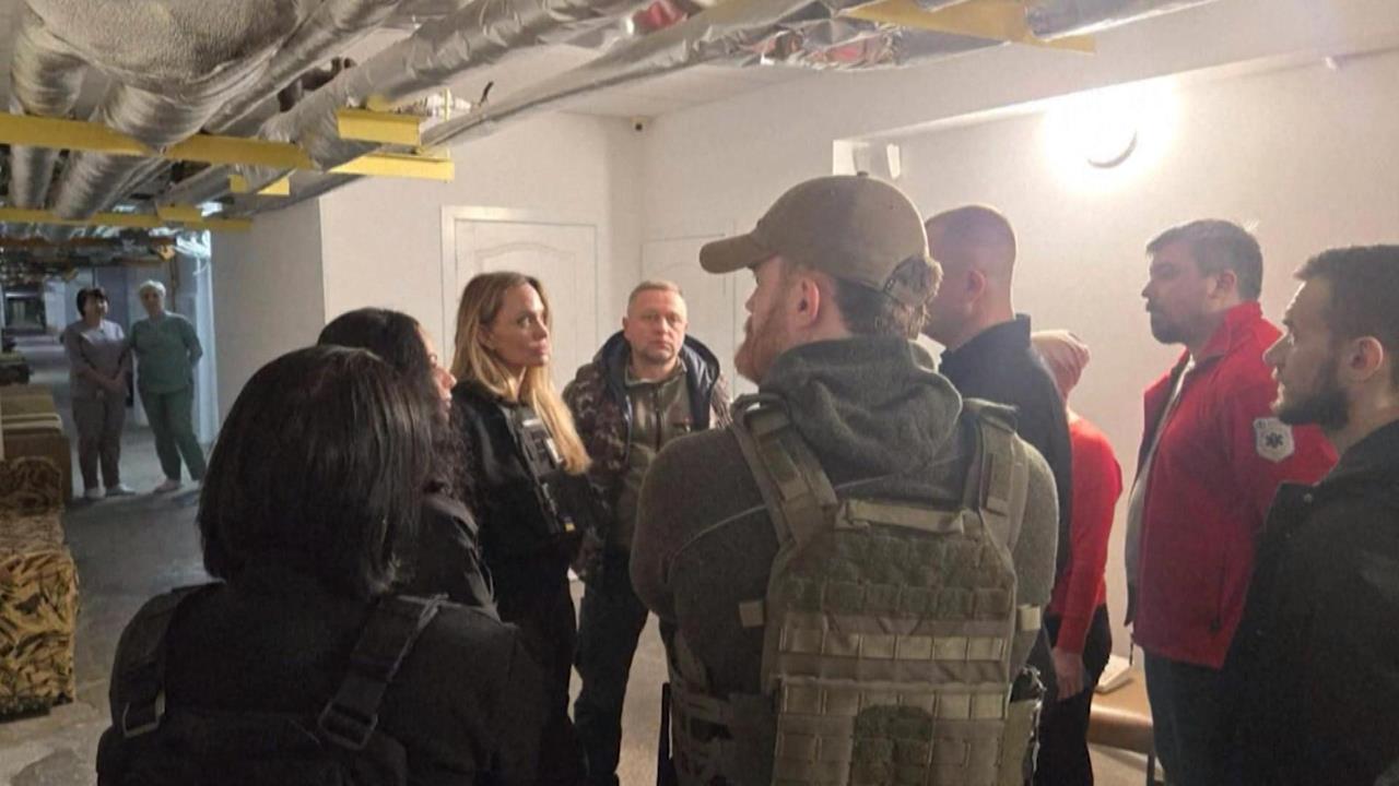 安潔莉娜裘莉再赴烏前線　羅馬尼亞「1歐元」購F-16強化防禦