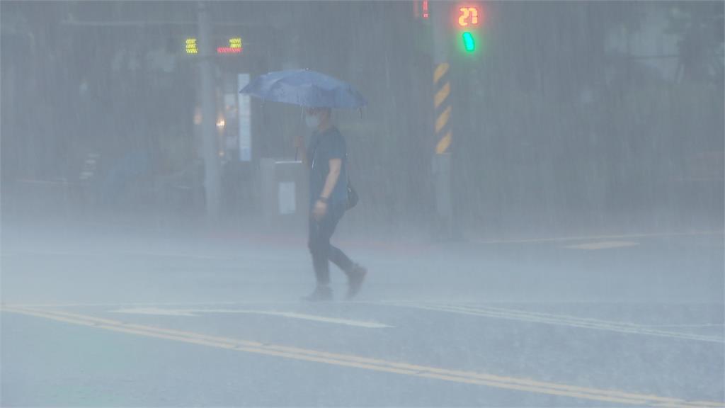 快新聞／午後雨彈來襲！全台13縣市大雨特報  嚴防雷擊、強陣風
