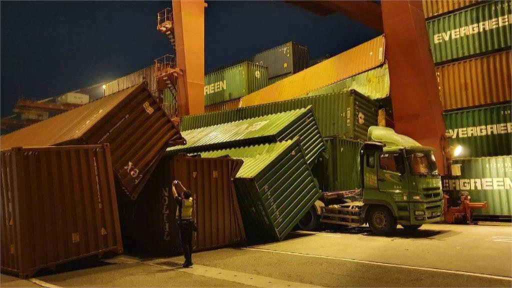天車高度不足! 高雄港碼頭貨櫃慘變「疊疊樂」