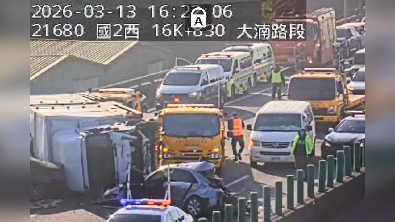 快新聞／嚇！國道7車連環撞　小貨車「橫躺」路中釀6傷
