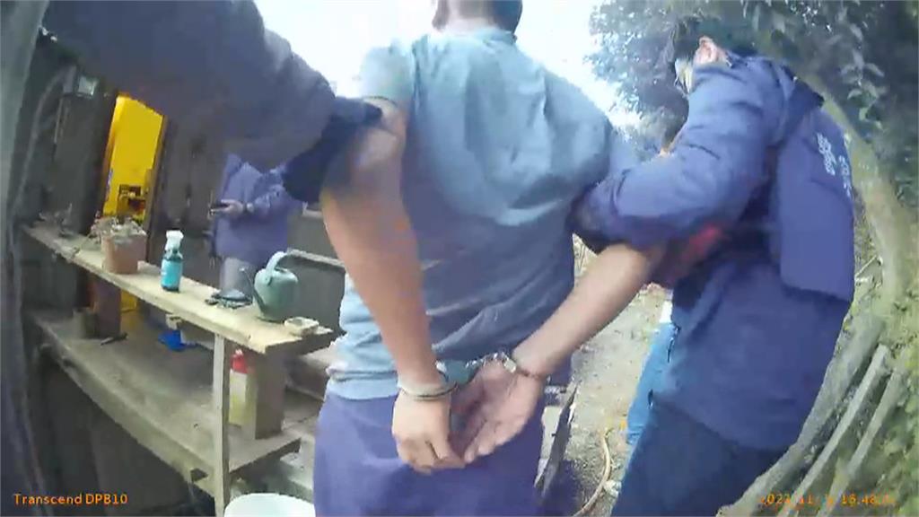 與警躲貓貓！擁槍逃亡近2年　通緝犯藏五股山區落網