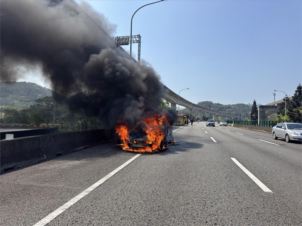 國1楊梅段火燒車　整台車燒成火球畫面曝