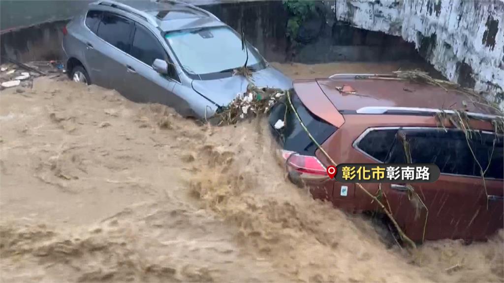 暴雨狂炸　 彰化市香山里爆發土石流 　2車遭沖卡涵洞